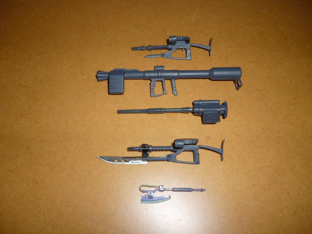 　お待たせしました！　武装一式です。上から順番に・ザクマシンガン・試作型ジャイアント・バズ・弾倉付マゼラトップ砲・ヒート銃剣付ザクマシンガン・ヒートホーク　試作型ジャイアント・バズとマゼラトップ砲は、１０年前にこのザクを製作した当時に一緒に作ったモノを手直ししました。　ヒート銃剣付ザクマシンガンは、今回の投稿に合わせて新規で製作しました。　それでは、早速装備させてみましょう。