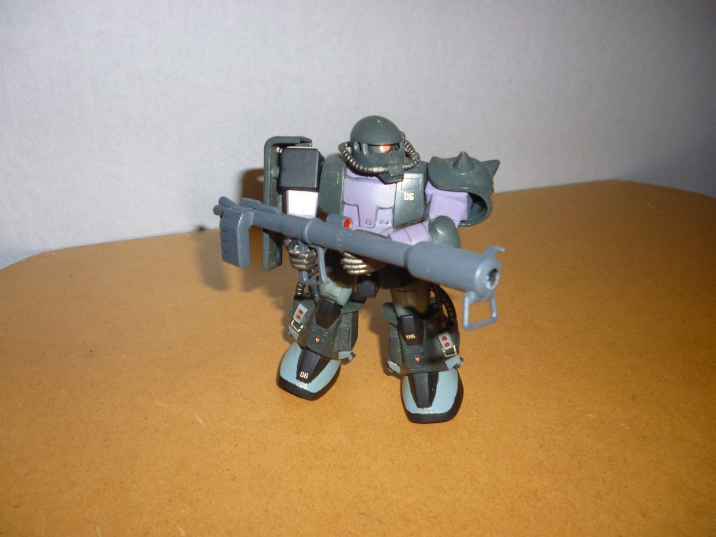 　ガイア機のイメージで、試作型ジャイアント・バズ装備です。　ＨＧＵＣザクに付属するザクバズーカをベースに、銃口（？）部分を旧キット　リックドムのジャイアント・バズから移植しました。　後ろの弾倉はサンダーボルト版サイコ・ザクのザクバズーカから移植し、プラ板で若干ディテールアップしてあります。　ＲＧやＭＧのシン・マツナガ専用高機動型ザクや、旧ＭＧの高機動型ザク（黒い三連星）などに付属する装備です。　これらの画像などを参考に製作してみました。