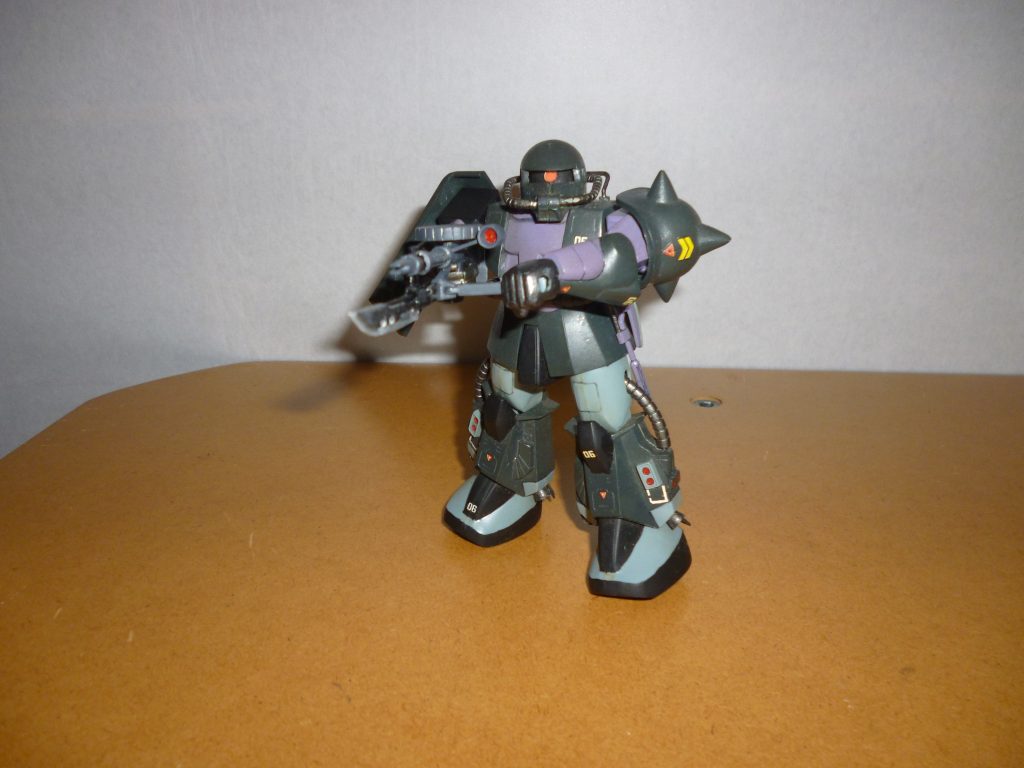 　オルテガ機のイメージで、ヒート銃剣付ザクマシンガン装備です。　中学生の頃に製作して、今はほぼジャンクパーツと化してしまった旧キットのジョニー・ライデン専用高機動型ザクからザクマシンガンを拝借し、改造しました。　ヒート銃剣と装備用のパーツは、プラ板などによるスクラッチです。　こちらの元ネタは「ＭＳＶ-Ｒ」にて新たに設定された武装です。黒い三連星のほか、ジョニー・ライデンやエリック・マンスフィールドなどが使用していたそうです。