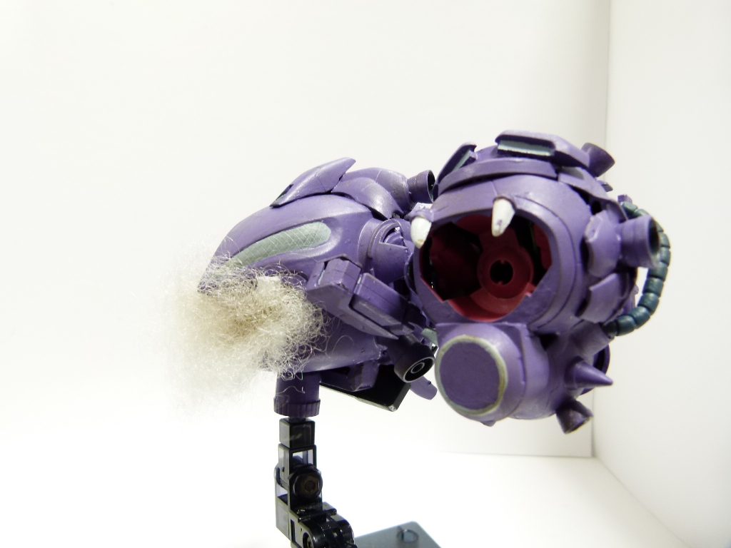 毒ガス(スモーク):ザクレロ型の本体とサブユニットは基本的には連結して運用。スモークには電波・通信の攪乱、ロックオンを強制解除する効果がある。以下は当時の写真から。当時旧キット祭りだったのかな。ザクレロをいろいろなジャンクパーツを使ってこさえました。