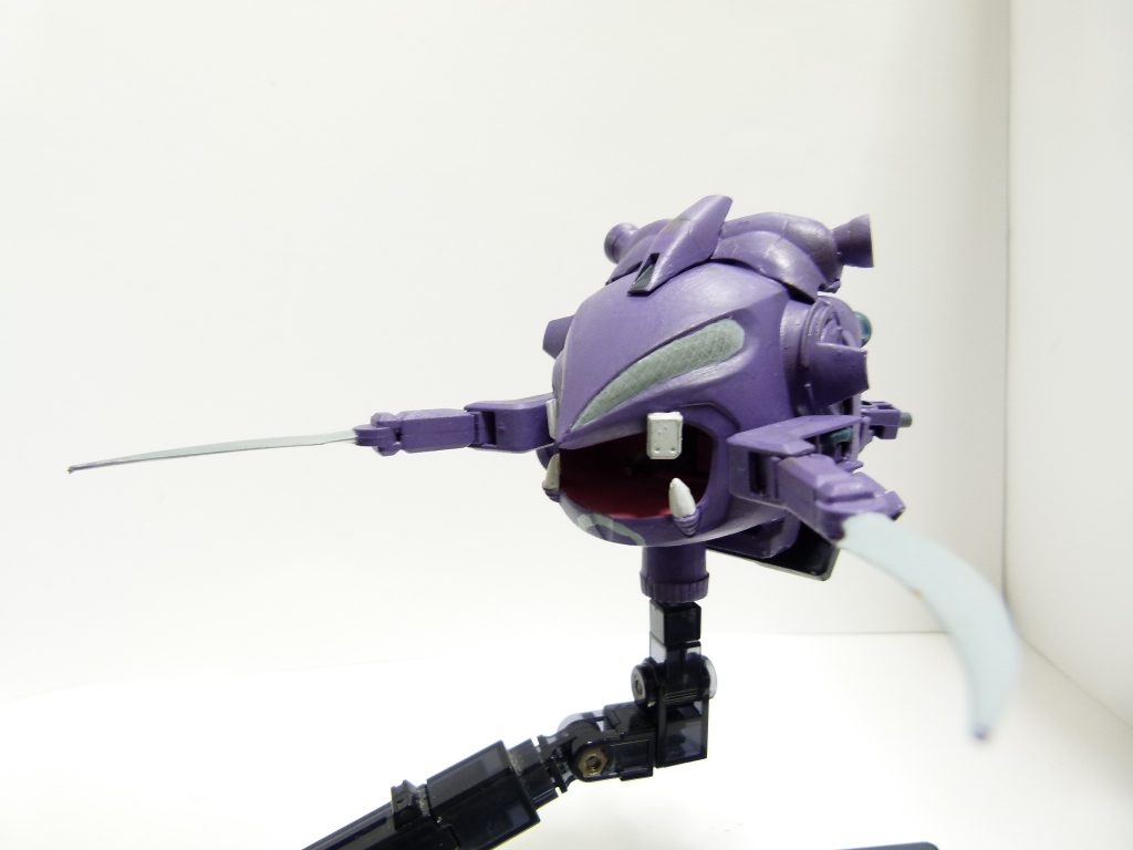 「ボールデンの軸関節を小さな3ミリ軸・穴に」という方式もここが初使用。鎌の基部はダハックです。