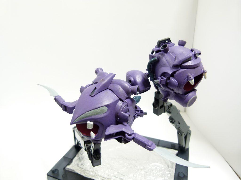 拡散ビーム砲:サブユニット側にはビーム砲を装備。質量爆弾としても使用可能。GBNなので当然飛行スキルはありである。大気圏内でも自在な機動が可能。ヒートカマ:本体側に装備。すれ違いざまに相手を切り裂く。本体とサブユニットと小さなザクレロを3ミリ軸で接続しています。双方の底面には3ミリ穴。両方をスタンドで浮かすことができます。