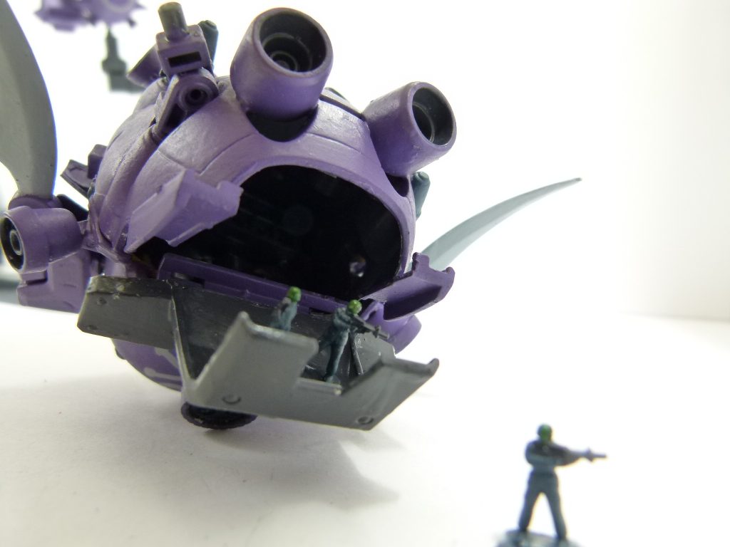 兵員の輸送:本体後部は展開し、爆薬や毒ガス、突入部隊を展開可能。GBNではそんなに役立つ機能ではないが・・・当時ブログによればハッチはMGのGP02から。兵隊はもちろんブラッド・ハウンド隊(HGBCK9ドッグパック)です。