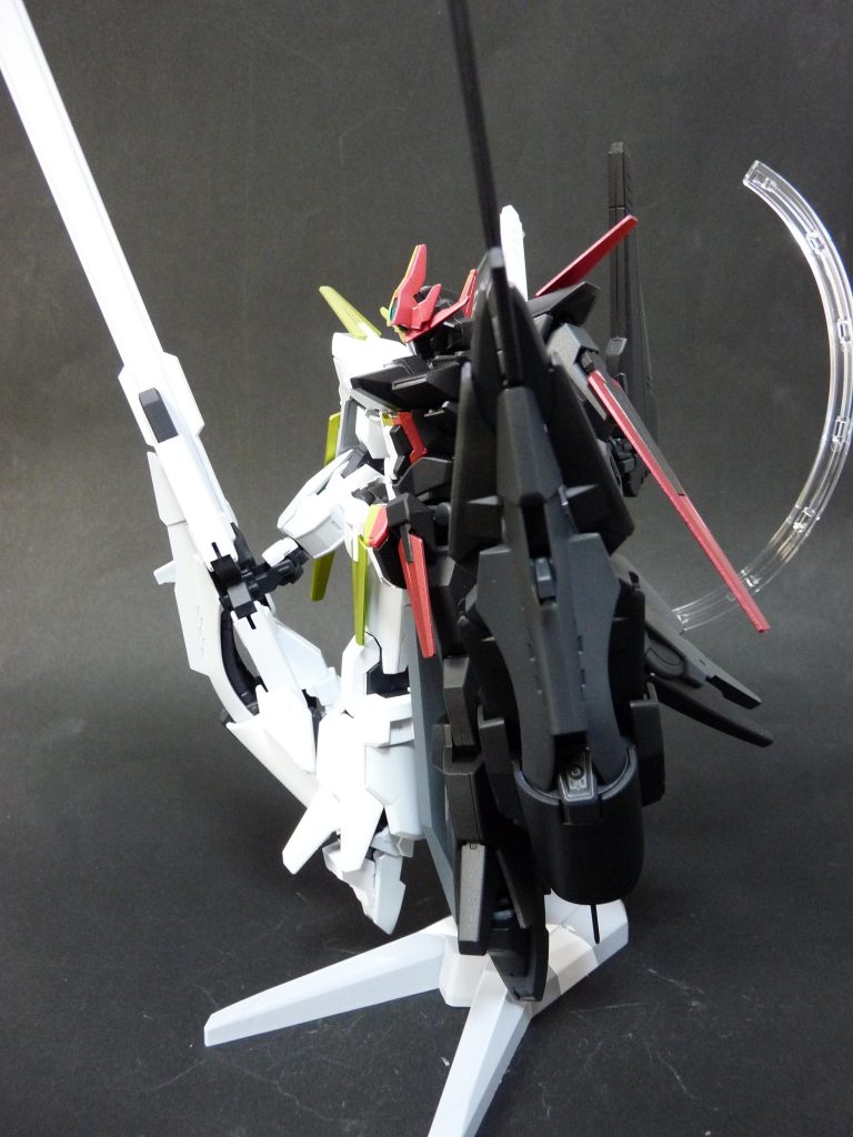 基本的にはAGE-FXを使用し、そのほかにF-91、ネプテイトアーマーを使用して制作しました。