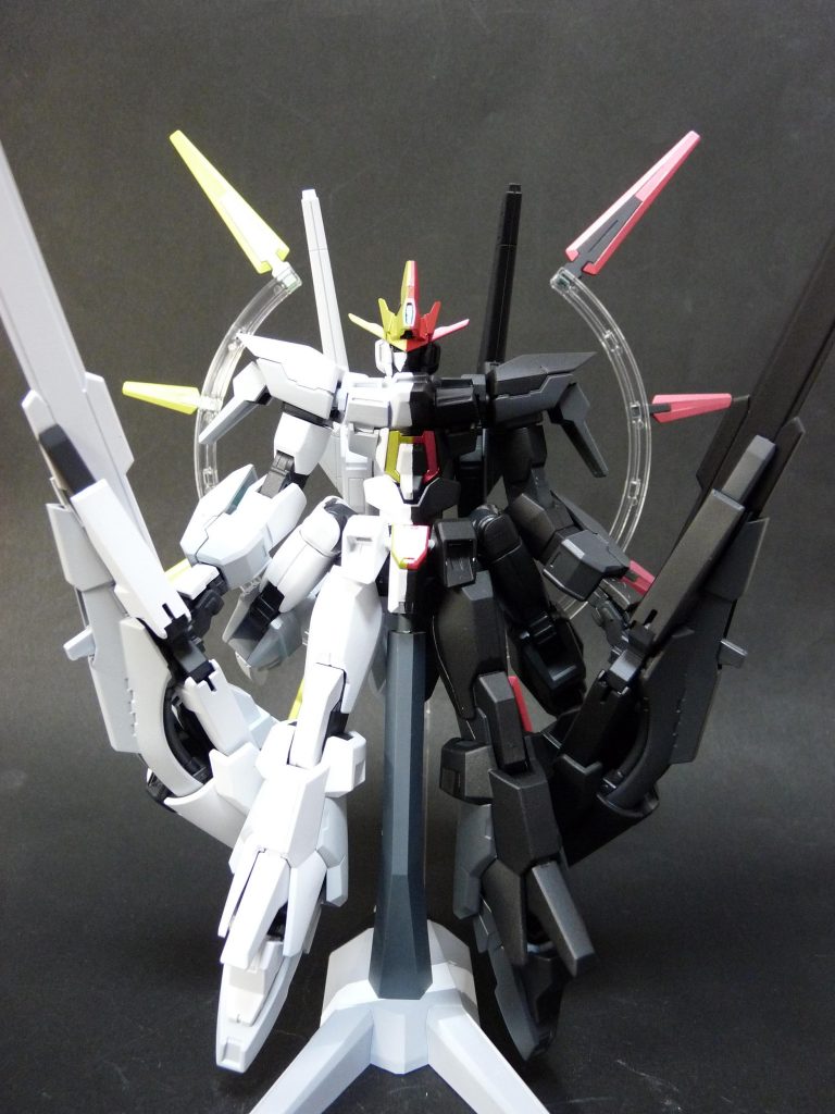 Cファンネル展開。通常より数を減らして8本にしてあります。今回Cファンネルも左右で色を違うに塗装しました。