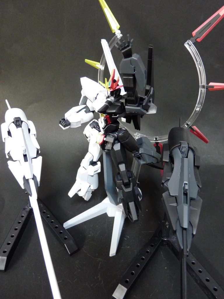 両手に装備しているコンポジットシールドブースターはファンネルのように自在に飛ばすことができるという設定になっています。でっかい武器って飛ばすとかっこいいですよね。