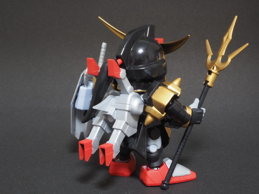 鎧を装着ぱっと見では原典の真悪参とは変わらずですが、特徴的な部分が少し異なっているのが分かります。正直なところ、別のパーツを使って真悪参の片鱗を作ろうと思いましたが、外出を控えなければならないご時勢の最中なので諦めました…