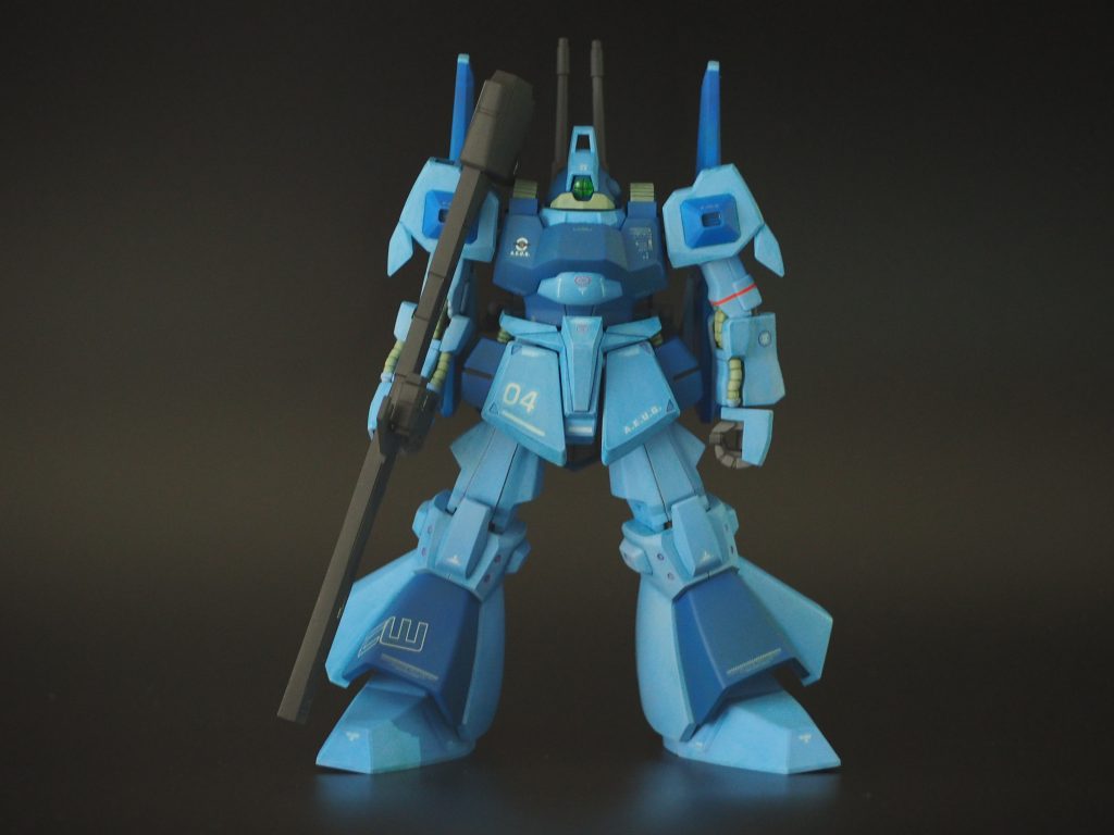 肩は付け根を加工して胴体に寄せました。改造といえばそれくらい。胸とかもうちょっといじってもよかったけど、練習的な目的もあったんで、本当にサクッと作りました。スジボリ表面処理もほぼしてない。