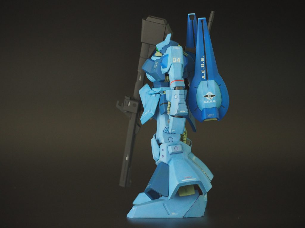 上腕の赤ラインがポイント。