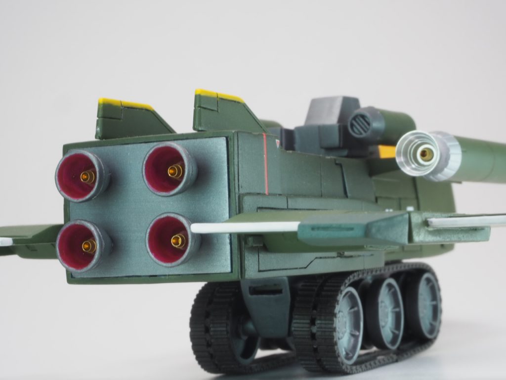 後部のバーニアは、ガンダムテルティウムから流用しています。「EzガンマズルG2.0mm」をバーニア内に接着しています。