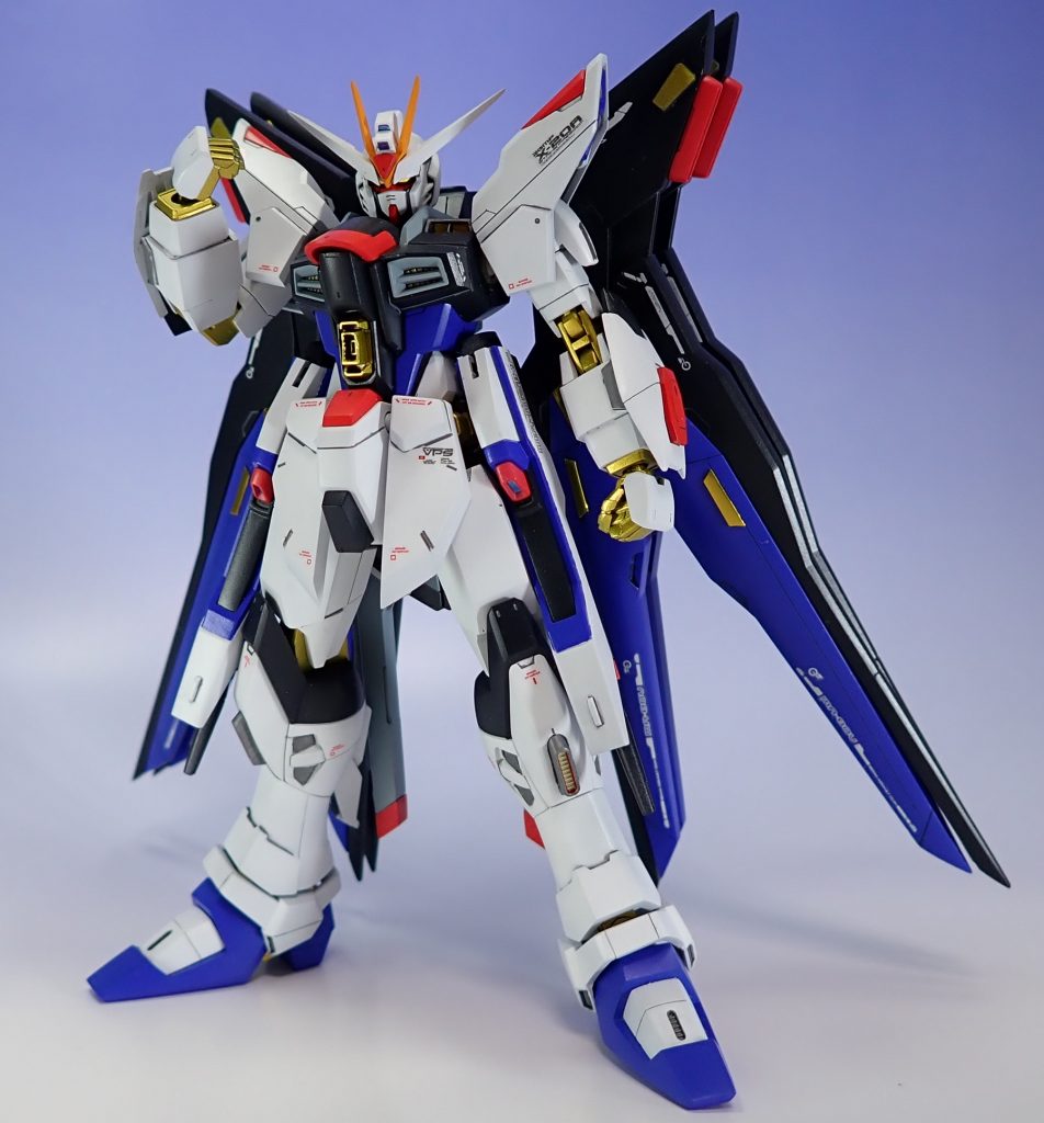 改修部分としては太もも、足、前腕、胸部、フロントスカート等をプラ板でボリュームアップしています。腹部のカリドゥスはビルダーズパーツのバーニアを加工して取り付けています。