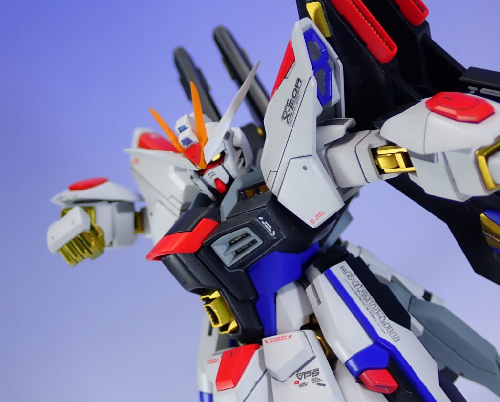 頭部は白の方のアンテナをプラ板で太らせ、フェイスは自分好みになるまで修正しています。