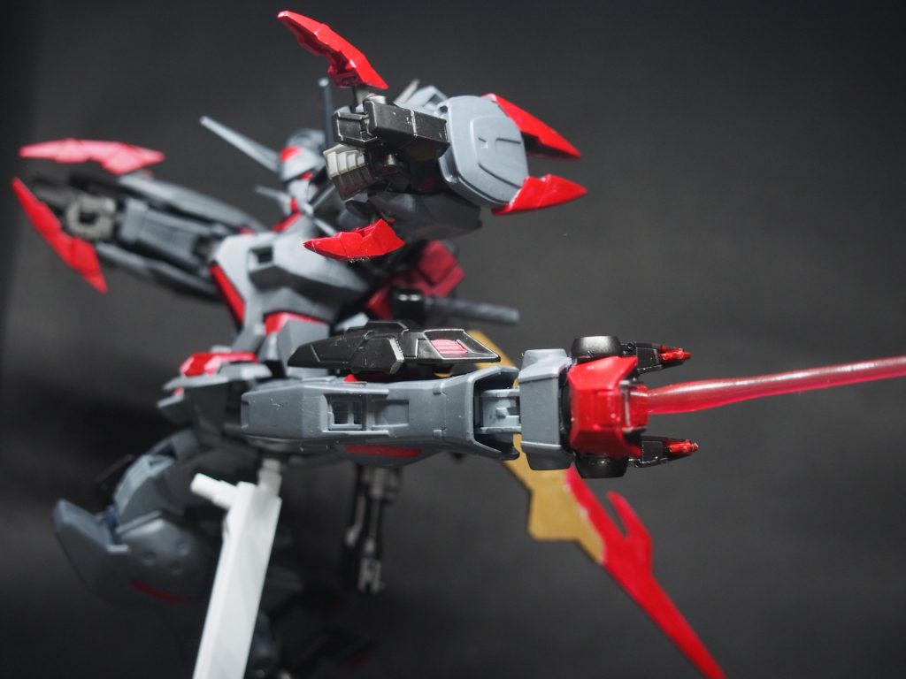 脚部からはビームサーベルも出る