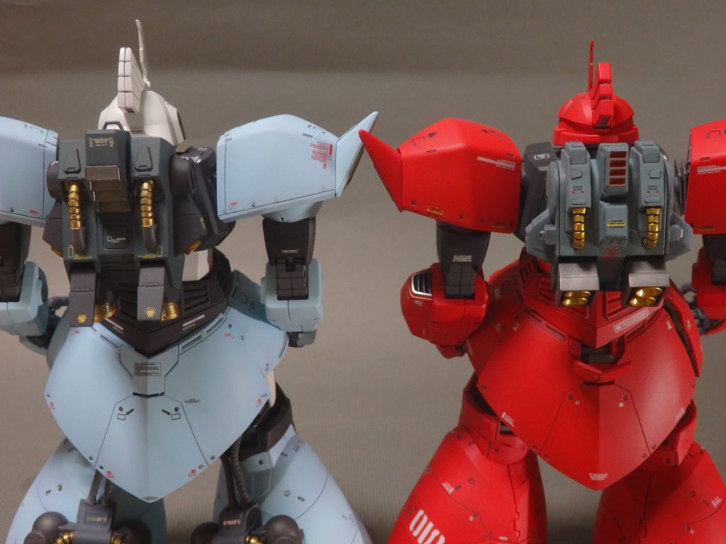 ユーマライトニング専用ゲルググについているのは最新版ver2.0高機動バックパックです。　ジョニーライデン仕様のver1.0と比較すると新しい方が若干長いですね。