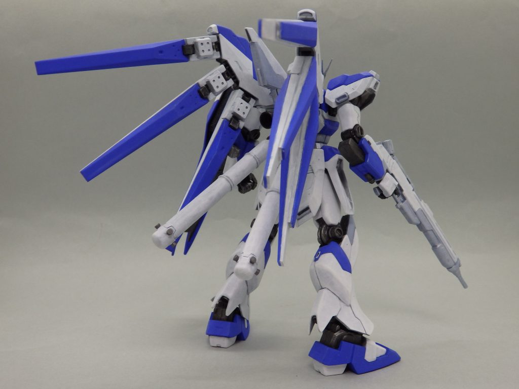 νガンダムとは違った趣の迫力ある後ろ姿。本来ならプロペラントタンクのマーキングはこのアングルでも見えるはずなんですけどバラして貼ってたら見えない位置になってました…