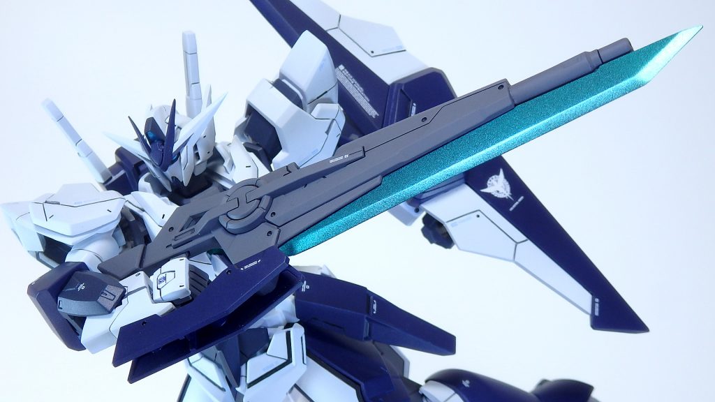 ~ACTION GNBUSTERRIFLE KAI~インテグラルアイズガンダムの専用武装であるGNバスターライフル改は下部にブレードを設けてあり、遠近両方のレンジで戦闘を行うことが可能。ダブルオーガンダム セブンソード/Gの武装でもあるGNソードⅡブラスターをモチーフとした武装です。