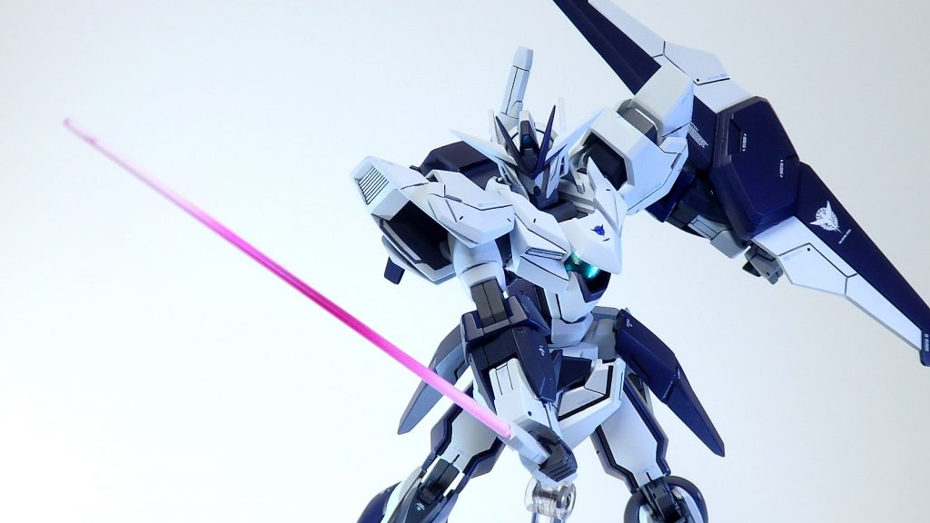 ~ACTION  GNBEAMSABEL~バックパックには2本のGNビームサーベルを装備。キットに付属するエフェクトパーツは無色透明なものだったので、ビームらしさを出すために3色を使いグラデーション塗装を施しています。