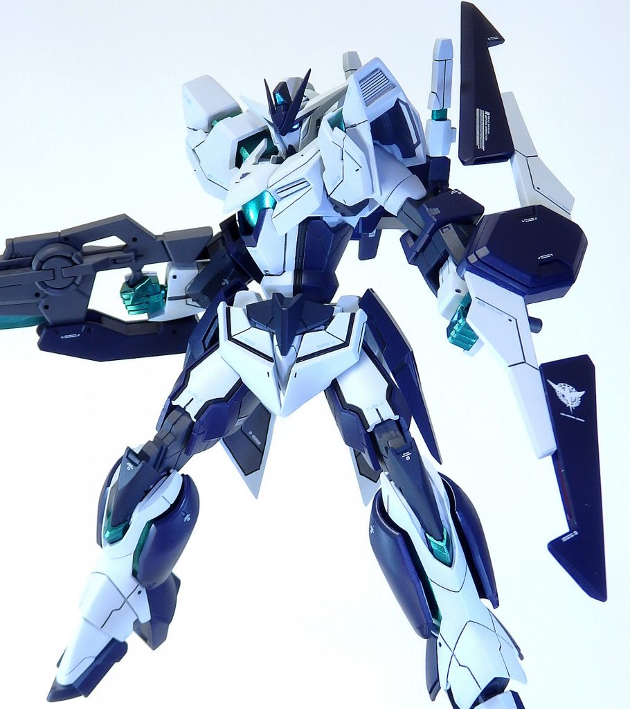 ~SPECIAL INTEGRAL MODE~機体のOSに組み込まれているインテグラルアイズガンダム独自のシステム。システム発動時には各部の装甲やマニピュレーターが発光、同時に一部の装甲が展開する。GNドライブに組み込まれているトランザムとは異なるものですが、出力を上げるためのシステムという点では同じものです。肩と拳のパーツを差し換え、脛の装甲を展開させます。