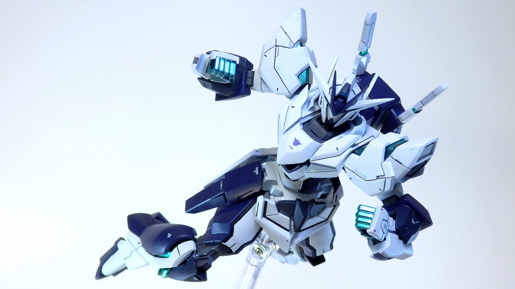 ~ACTION~インテグラルモード時の基本戦闘は格闘戦であり、出力の上がった機体が繰り出す一撃はより強力なものとなっている。ビルド系の主人公機たちやシャイニングガンダムなどをモチーフとしています。肩・拳・脛部分が変化するのはシャイニングガンダムと同様です。