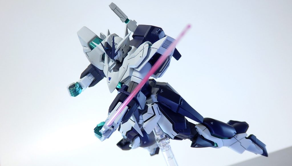 ~ACTION BEAMSABEL~機体の変化と共にビームサーベルもインテグラルモード時の形態へと変形しています。