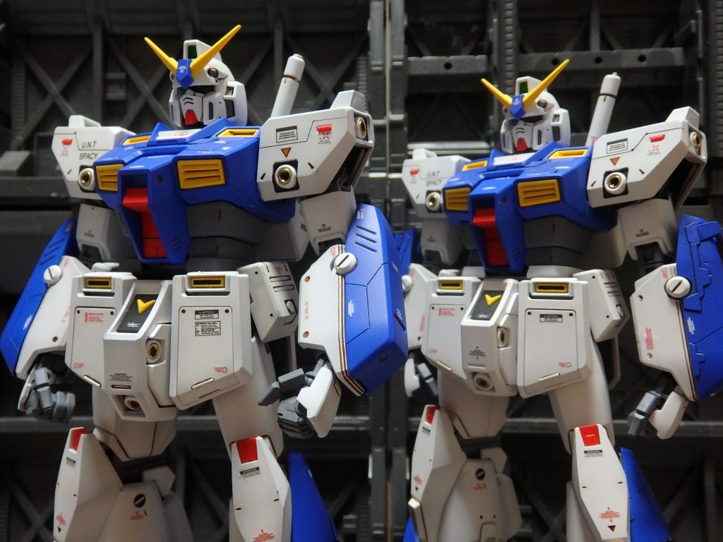 実は友人用もいれて２体同時に製作。前にあるアッサリ目の物が友人用。ハイパーバズーカ　盾　ライフル　チョバムアーマーはいらないそうなんで　貰っておきました。