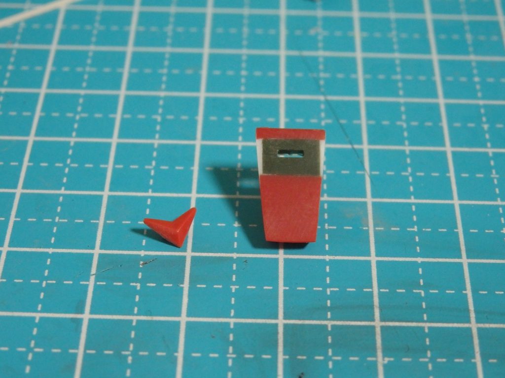 腰の連邦マークはワンパーツで塗り分け必須なのですがジャンクパーツを使って別パーツ化しています。