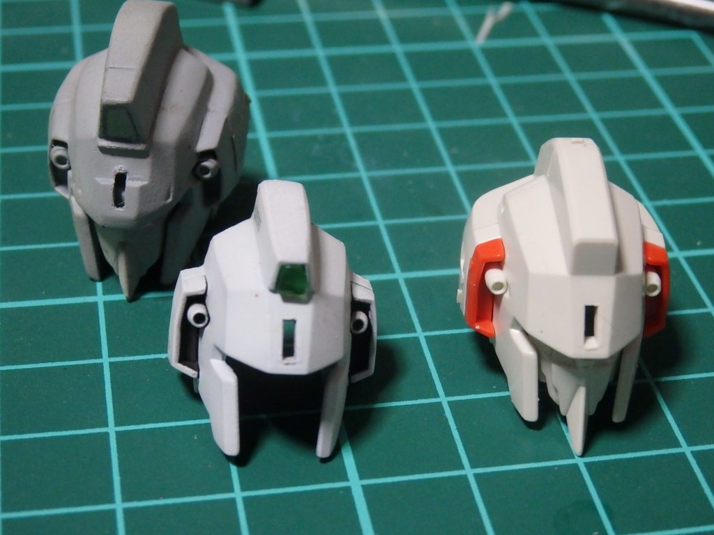 左がキットのもの  真ん中がZプラスの物に頭部メインカメラを移植したもの右がZプラスのもの・・・・・・前回もZプラスの物を改修して使ったが 古くなったので新たにZプラスの頭部を使って製作。