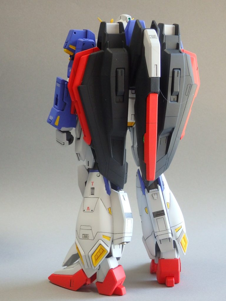 変形はオミットする代わりに 後ろのバインダーは機体に密着させています。