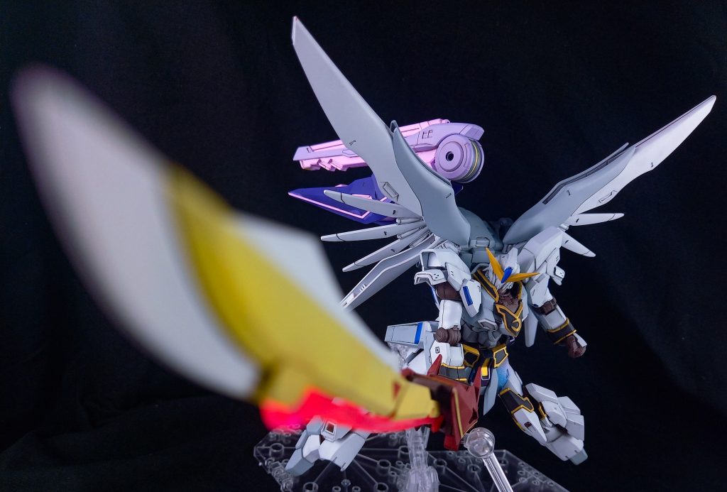 背中の武装には前作との繋がりを見せるためにテルティウムアームズを用いました。前作よりも大型化した本体のボリュームに負けないようにHGスローネアインのGNメガランチャーとMGデスティニーのアロンダイトをテルティウムアームズと合体させています。