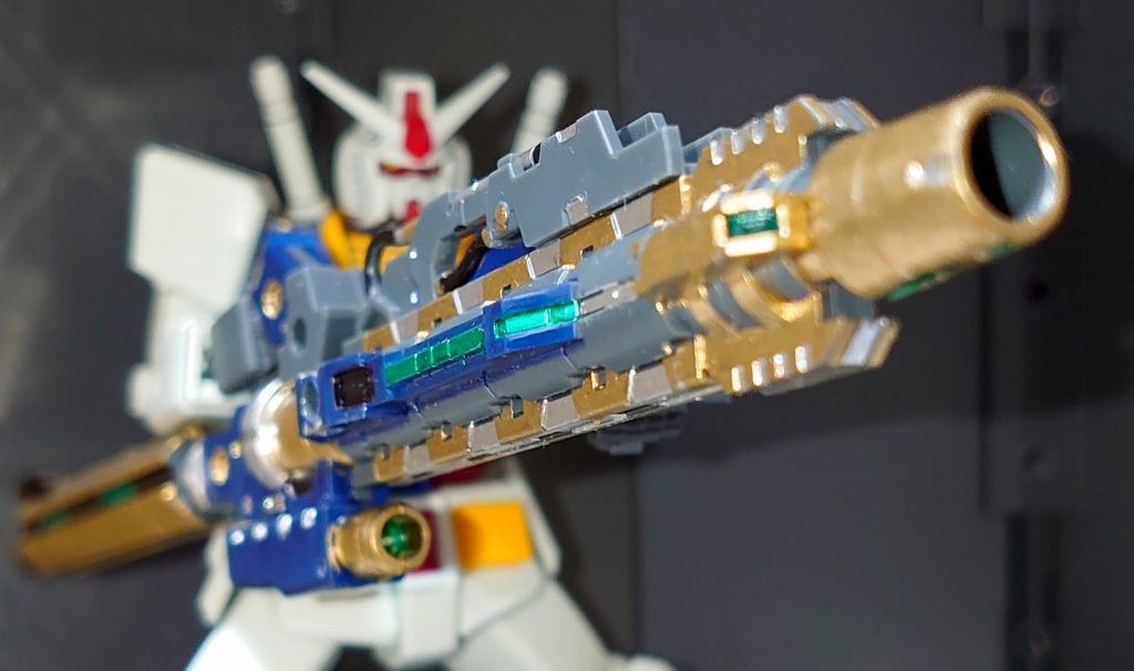 若いの「おやっさん！“戦艦の主砲クラスの威力”のビームライフルじゃなくて、“戦艦の主砲”(素材は30MM)を持たせましょうよ！」おやっさん「馬鹿野郎！戦艦のスケールだから運用できるもんを取り出して、エネルギー供給も冷却も追いつくわけねぇだろ！」