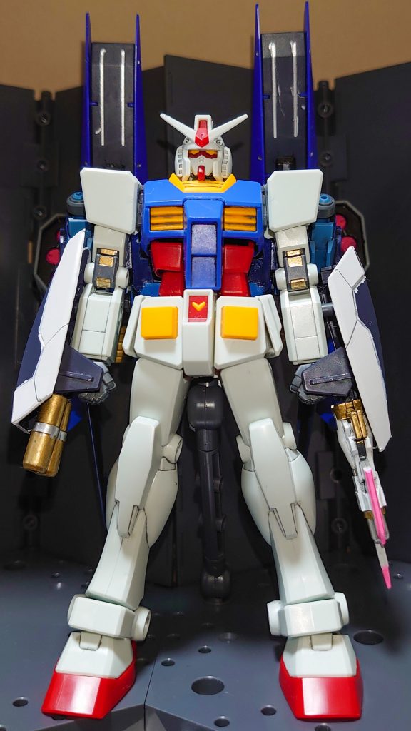 若いの「左手にはビームベイオネット付きショートバレルライフル！」おやっさん「銃身に熱源を直付けすんじゃねぇ！歪むわ！」若いの「右手には連装ビームライフルっす」