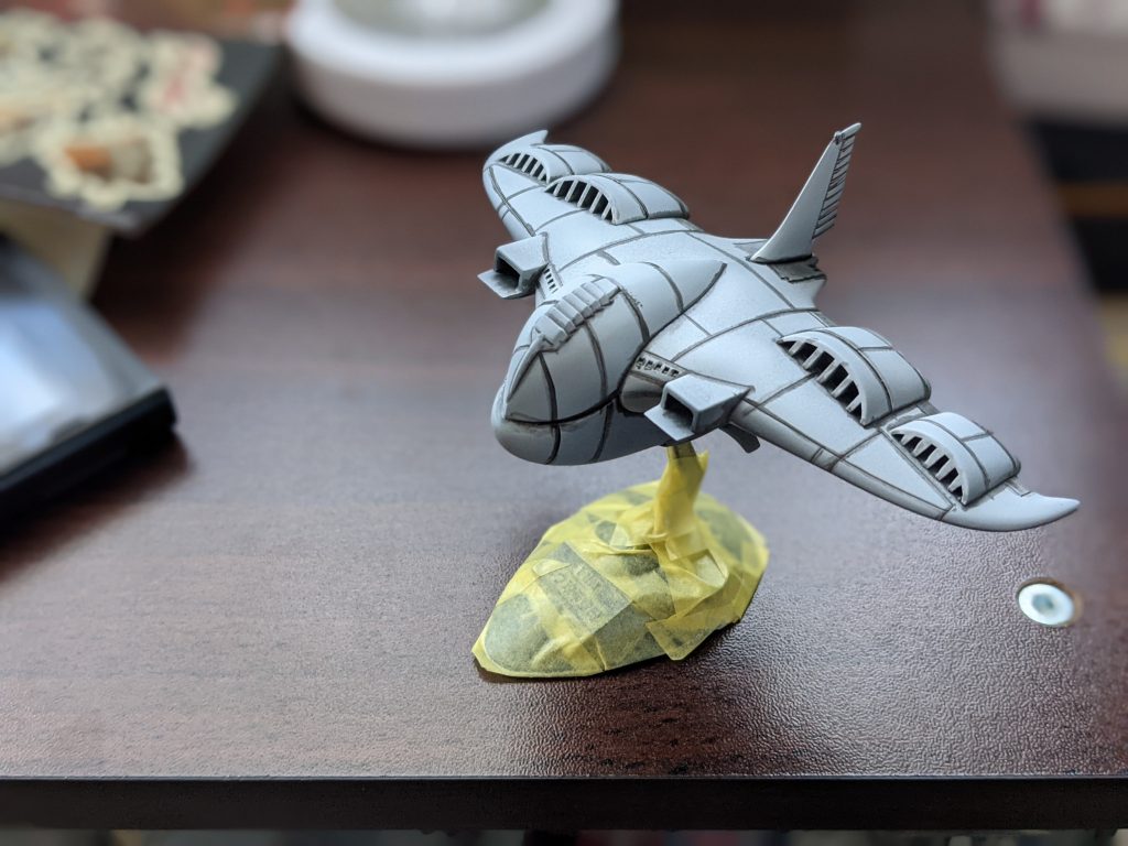 サフ（白多め）吹いた後影部分、スジ彫り箇所に筆塗りでスミ入れ。