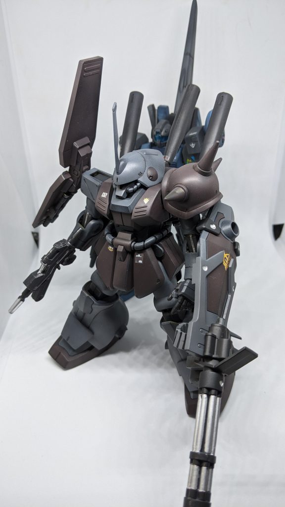 見た目通りグフフライトタイプのカラーリングぽく塗装しました。あとはフライトタイプなのでプロペラントタンク(旧ゼータプラスのもの）を取り付けています。