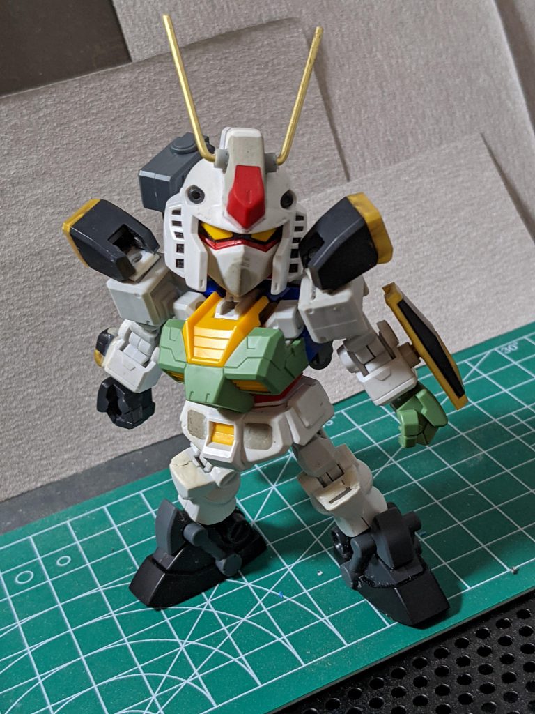 制作中1。写真撮ってなかったものも含め行った加工一覧アンテナ→真鍮線1.5㍉に、接続部はプラパイプを足す額→素体のパーツにエポキシパテを足して成形肩のヤツ→HGパーツにエポキシパテを足して箱型に、バーニアはコトブキヤさんのバーニアノズルⅡ極小バーニアを塗装後接着肩→シルエットブースター2の旧ザク用四角い方に(コレをやるのに2個購入🤣)右腕→HGのビームサーベルユニットを切断して瞬着パテなどで固定、それっぽくなるよう削って成形胸→シルエットブースターのジム用胸にプラ板等足して成形、ダクトは瞬着パテで成形腰→素体の黄色い出っ張りは切断して空いてる穴はエポキシパテで埋める、腰フレームはシルエットブースター2のパーツを使用スネ→素体のヒザの出っ張りを切断、スネと切断した部分にプラ板できた隙間にエポキシパテでレッドウォーリアのスネ部分に近づくよう成形