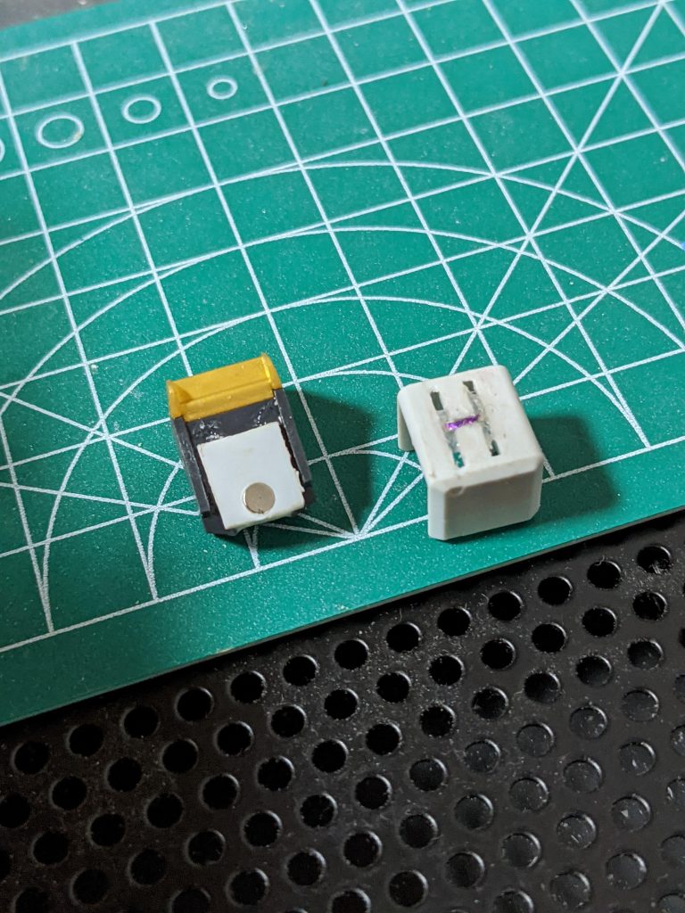 制作中3。肩のヤツはネオジム磁石で固定。肩パーツに元々開いているH字の穴にI字の磁石を接着。一方肩のヤツの裏にはプラ板足して丸型を装着…