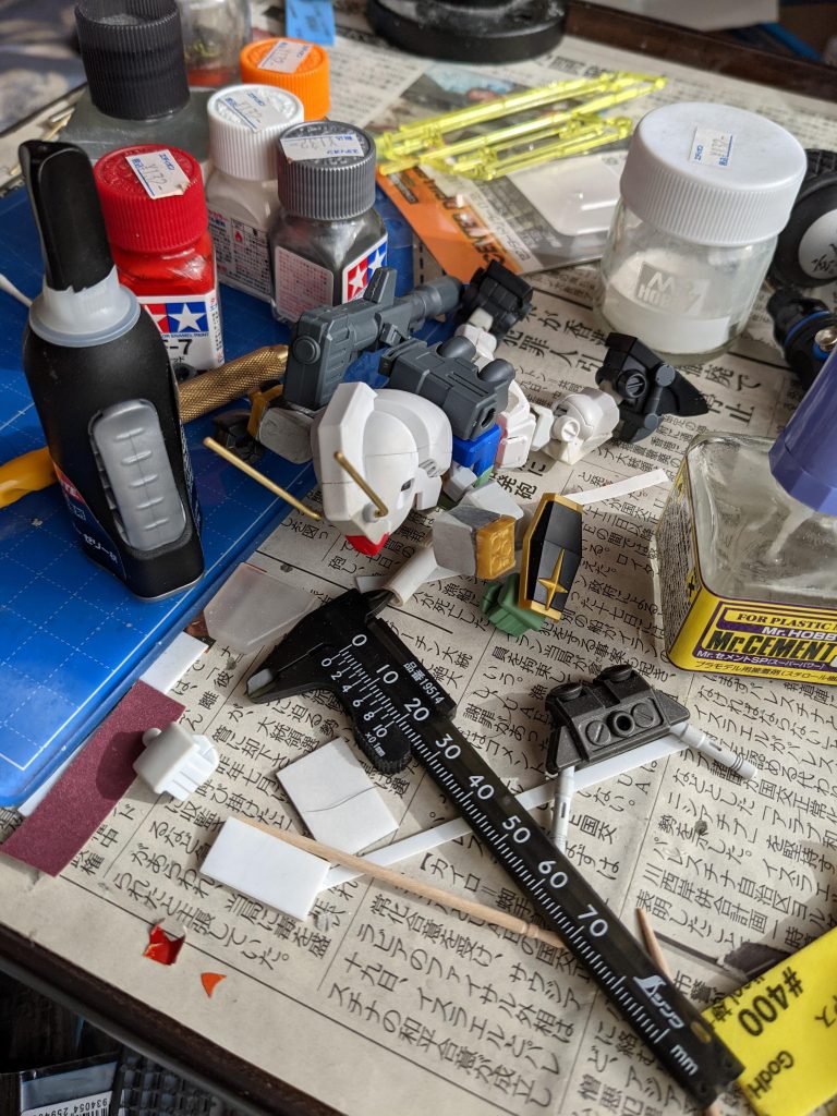 制作中にお遊び。ホビートピア編模型店でのバトルで工具等が散らかった中、相手に見つからないよう倒れたままその場に紛れるシーンがありましたが、その雰囲気で一枚😅制作中は机が散らかりますね🙊