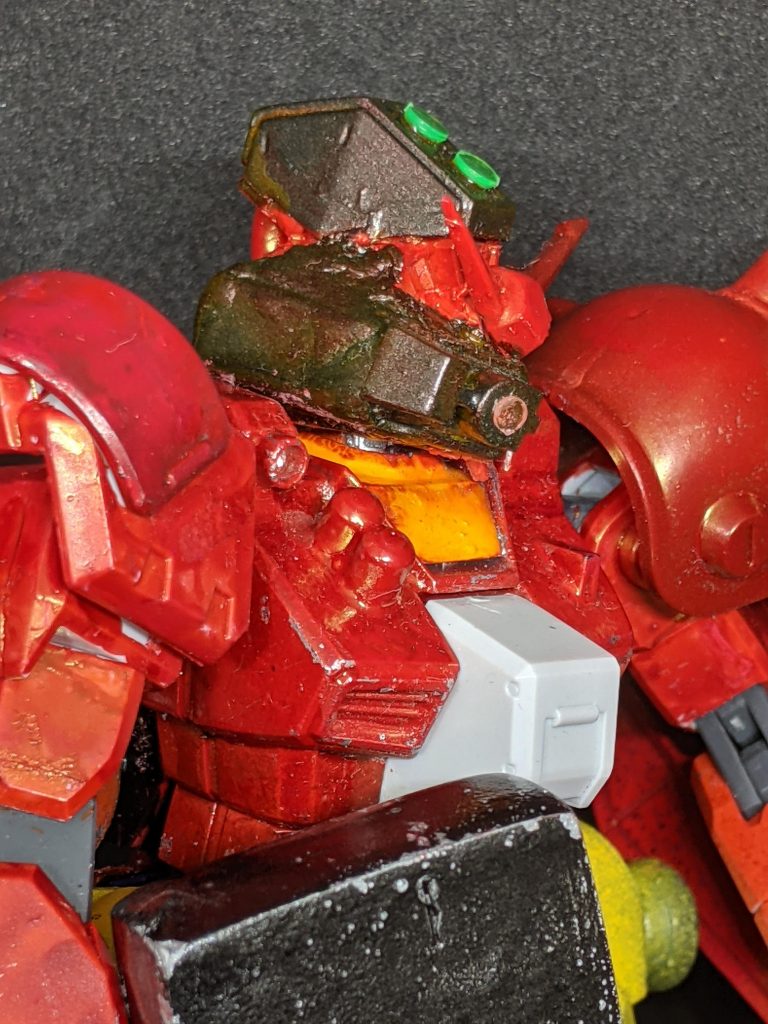 頭部は放棄されたガンダム試作2号機のものを使用。損傷が激しく新型のセンサーやカメラで補修している。これは「我々にもガンダムを保有している」というレジスタンス側のプロパガンダと「後のMS開発のノウハウと連邦軍との戦闘データを確保したい」というブッホ・ジャンク側の思惑がある。