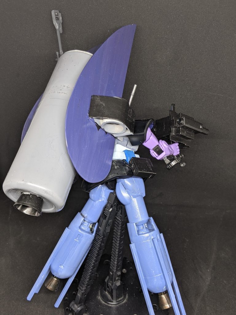 脚部を損傷したドムを母体に一年戦争末期に開発途中で中断した陸戦型ビグ・ザムのパーツを継ぎ接ぎした急造品。背部に開発途中のMSのバックパックを搭載し放熱板とプロペラントタンク、試作のフライトユニットを増設。