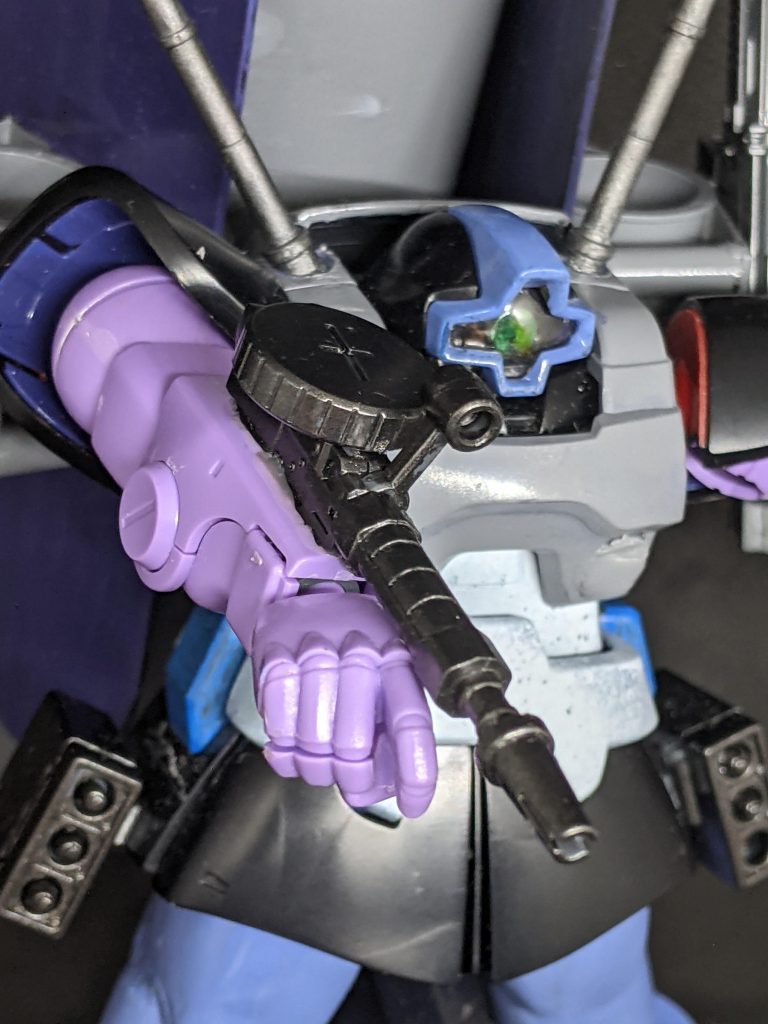 武装はザク・マシンガンを右腕に取り付けた対空マシンガンとミサイルポッドある程度戦闘機に対する自衛はあるものの、心許ない