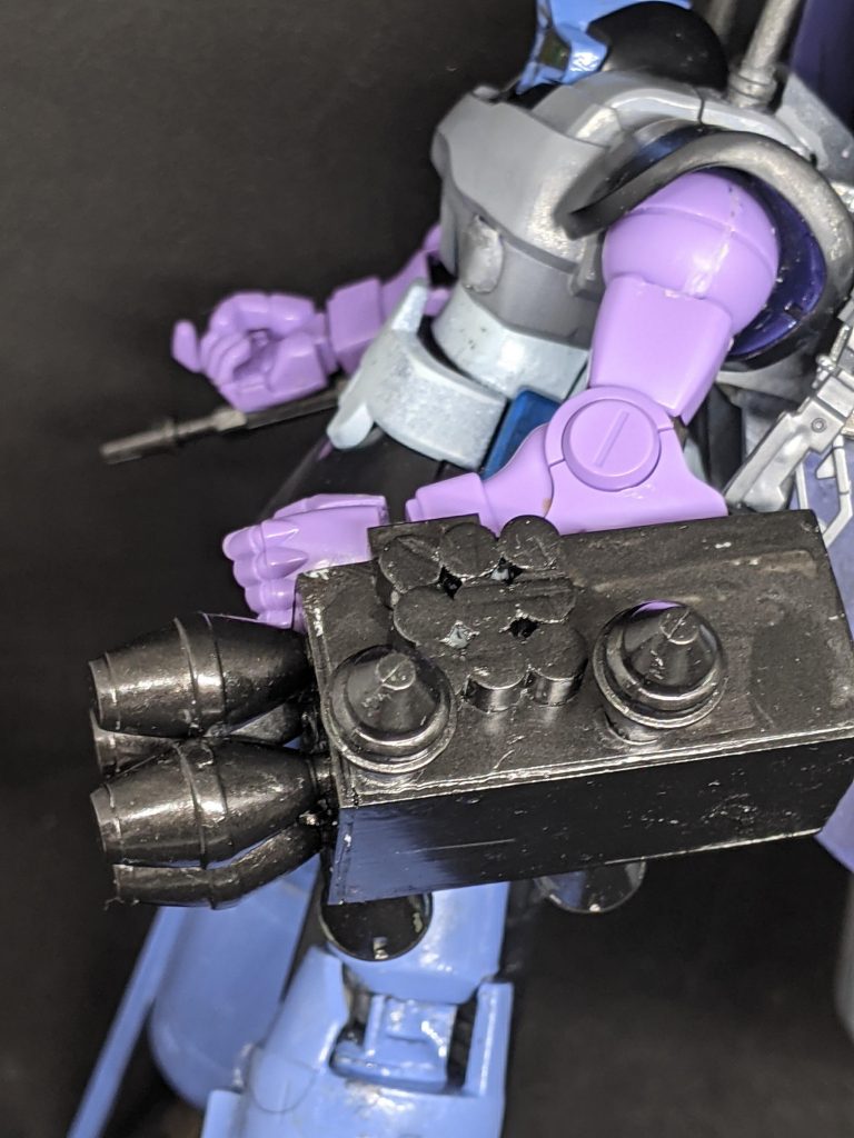 左腕に複数のシュツルムファウストやミサイル、Sマインなどをばらまく複合対地クラスターミサイル