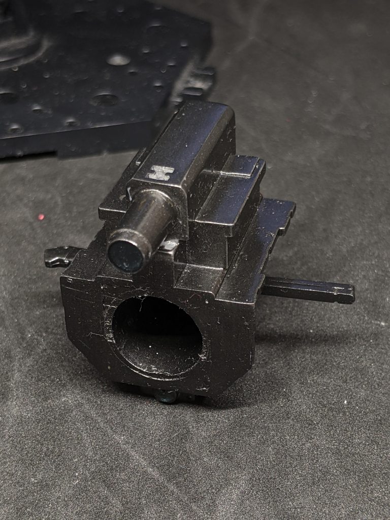 開発途中で放棄された陸戦型ビグ・ザムのジェネレーターを流用したメガ粒子砲威力はアプサラスⅡに匹敵するもエネルギー効率が悪く1発撃つと倍近く冷却が必要