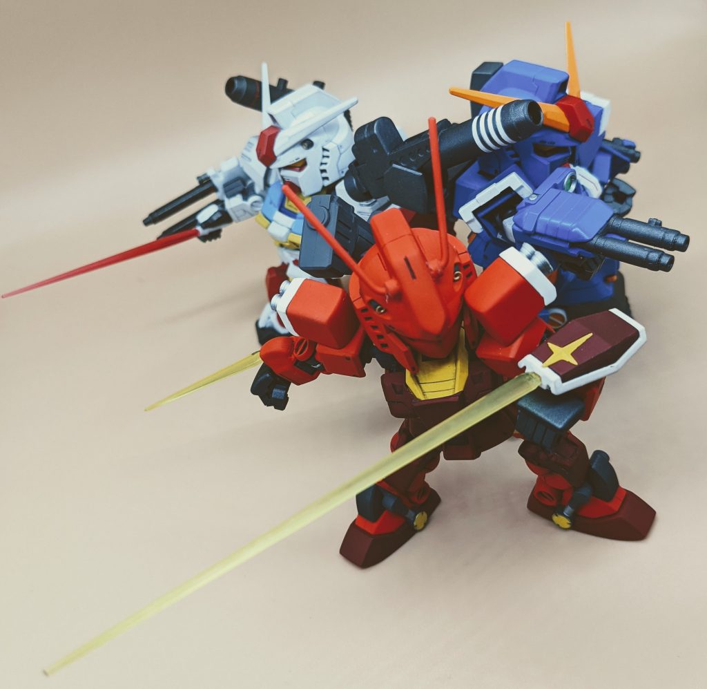 以前制作の2大パーフェクトガンダムと3S。制作中参考にしたブログでカッコ良さそうって思ったシールド内のビームサーベルユニットっていうものを見よう見まねで再現。たくさん入ってて余りがちなビームサーベルパーツも二刀流で安心😌
