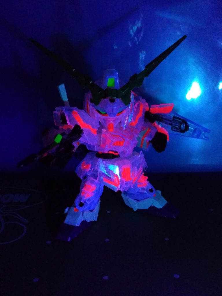 正面：発光ギミック！（マジックライトペン（ブラックライト）照射）