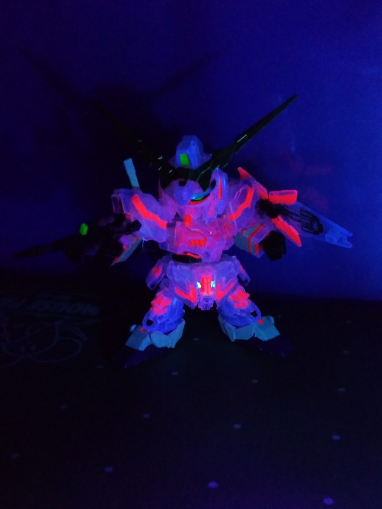 斜め前：発光ギミック！（マジックライトペン（ブラックライト）照射）