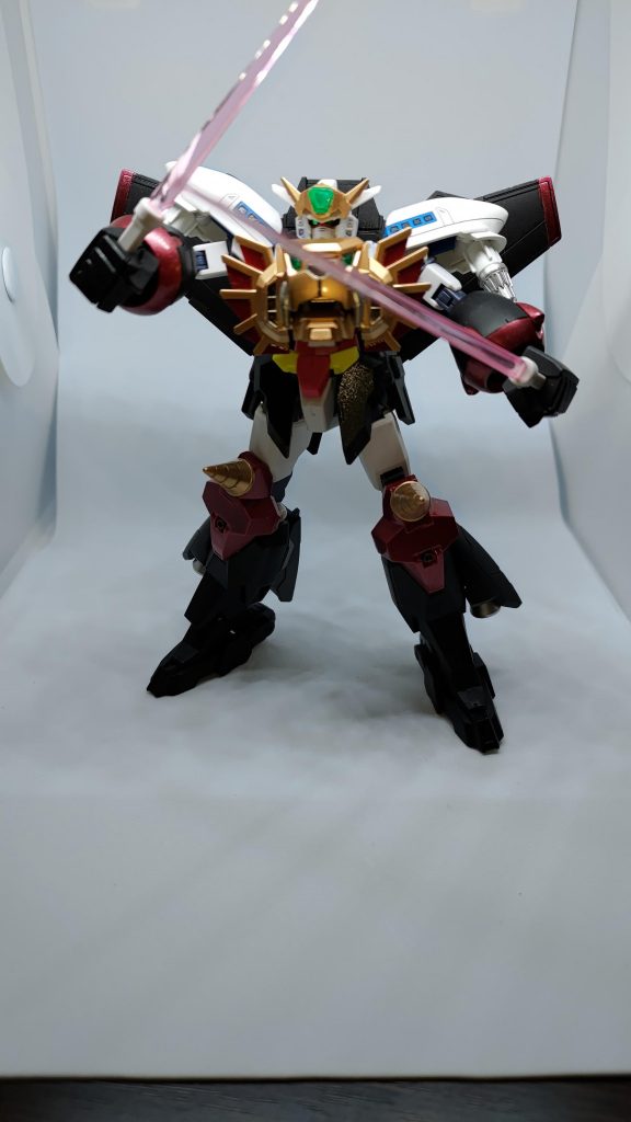 んで最後。SDCSガオガイガーの握り手のサイズがぴったしなので、コアガンダムのビームサーベル持てます。シールドとスプレーガンも持てます。ただ多分殴る方が強い。