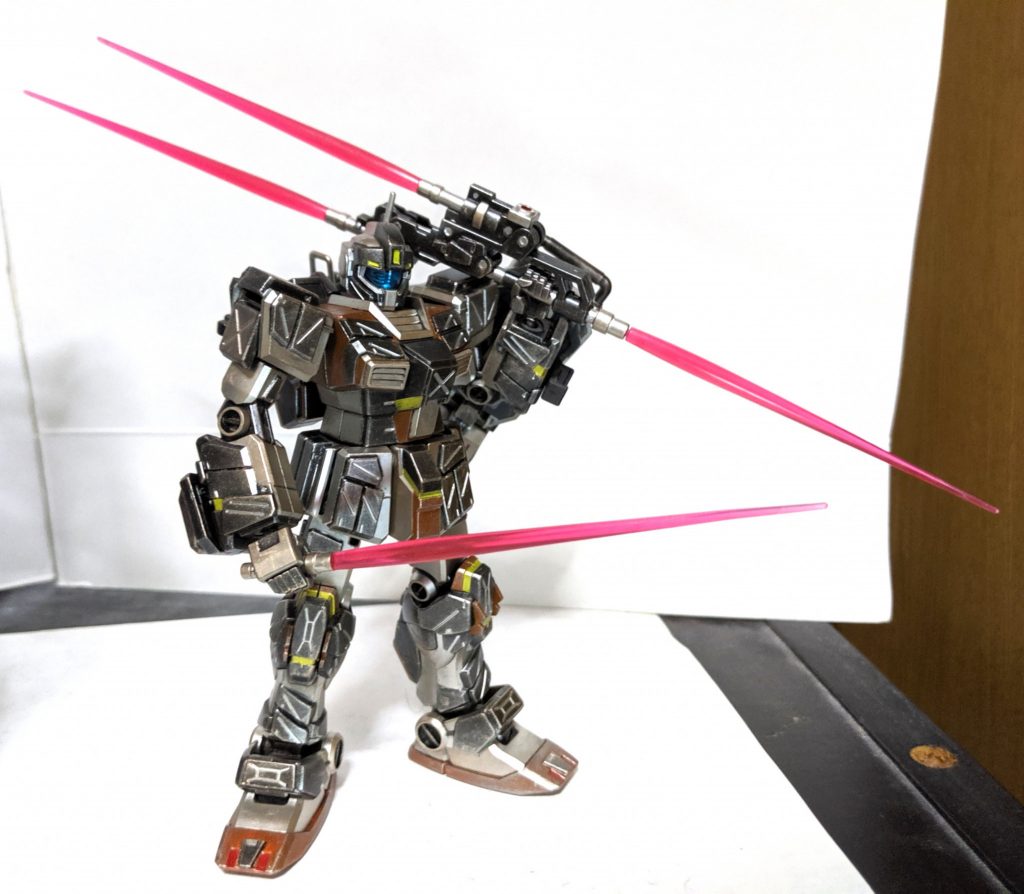 [ビーム・サーベル/ビーム・トライブレード]「本機唯一の固定武装であるビーム・サーベル、そしてツイン・ビーム・スピアを改造したビーム・トライブレードを装備、機体特有の高い格闘性能を最大限に発揮する事により、本武装こそ最大の火力を誇る兵器となる。」本当は、ツイン・ビーム・スピアの伸縮ギミックを再現する予定でしたが、どうにも満足できる完成度にならなかったので、代わりにビームサーベルを内蔵させ某MMORPGにあるダブルセイバー的な物にしてみました。