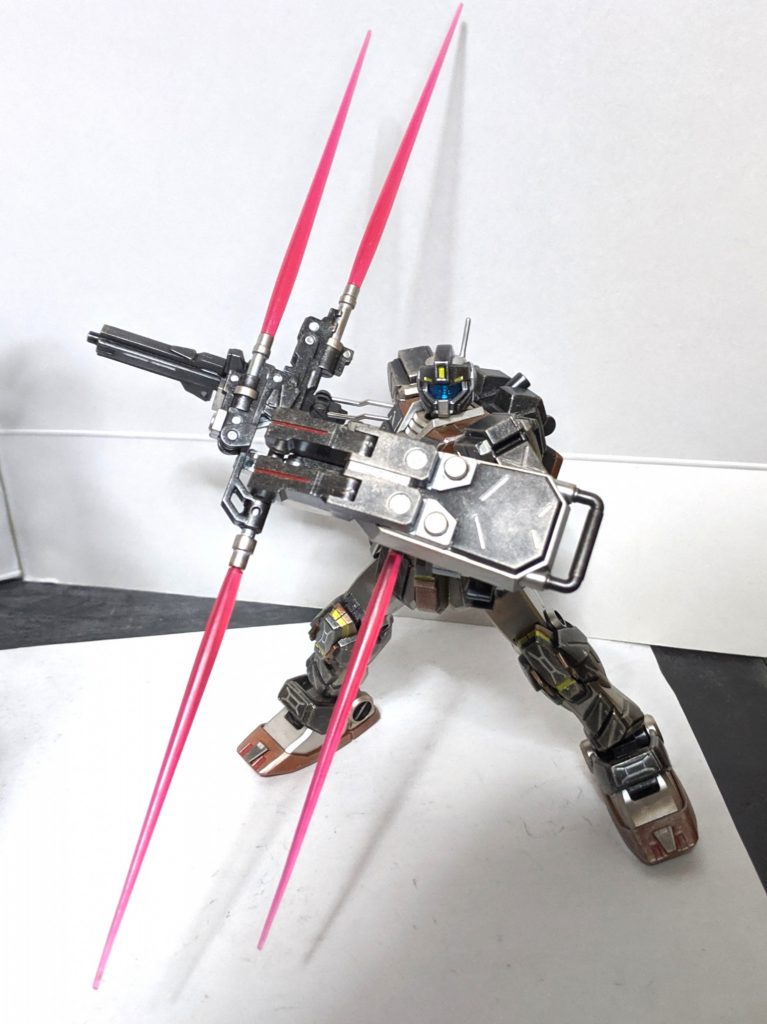 [クローシールド]「スパイクシールドから換装したクローユニット付きのシールド、強固に作られている事により、打撃武装として使用できる他、クローで敵機を捕縛、そのまま部位を破壊する程度のパワーも兼ね備えている。また、サブアームとしても使用でき、一部武装を使用することも可能。」クローシールドはシステムウェポンの物をそのまま使用、カラーリングもテスト機が使用していた物を参考に塗装してます。