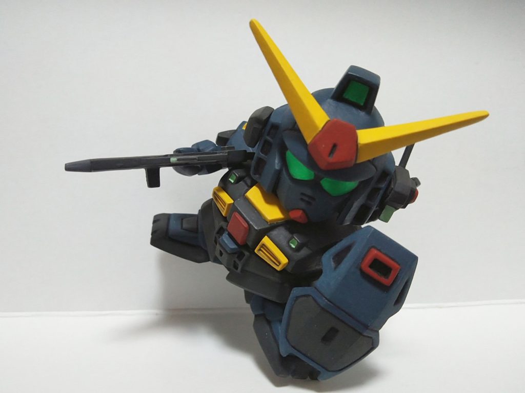 腕に可動を追加、バルカンポッドに厚みを足しました。設定に近づける感じで頭、襟元、シールド、爪先にディテールを加えています。