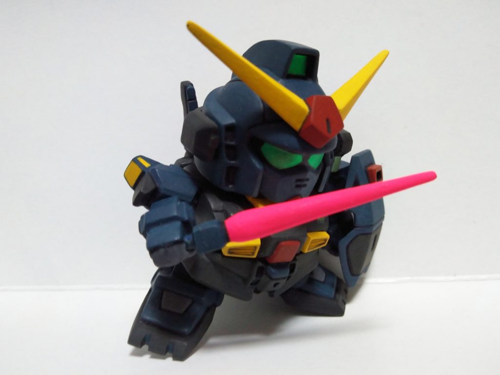 塗装は全て水性塗料筆塗り、ビームサーベルにはアクリルガッシュの蛍光ローズを使っています。