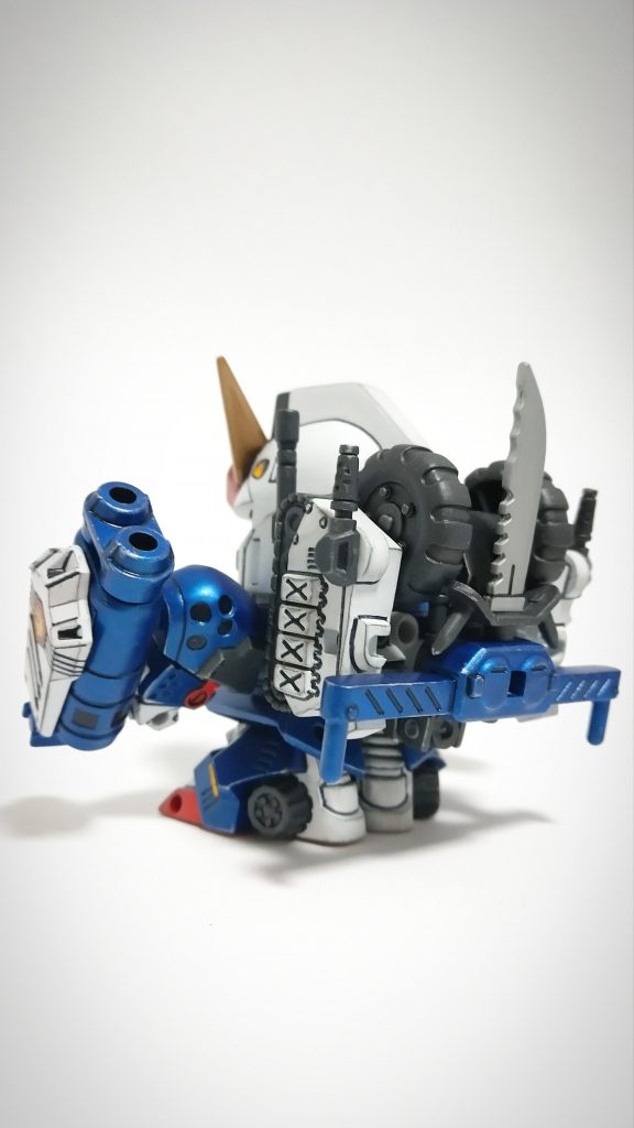 ガンビークルという車に変形する際に必要なタイヤ、キャタピラなんかの部品はバックバックに装着。あとバックマスターというナイフは立て掛け。